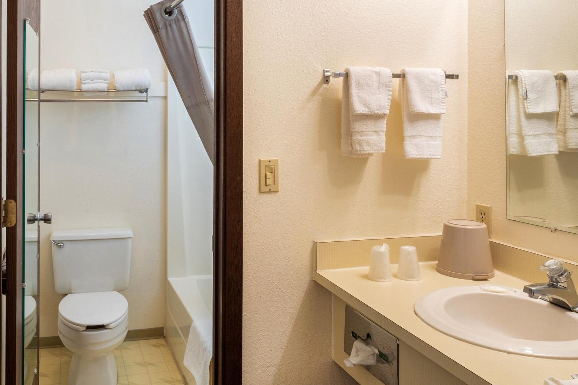 Oyo Hotel Shelby Mt Hwy 2 & I-15 Екстер'єр фото