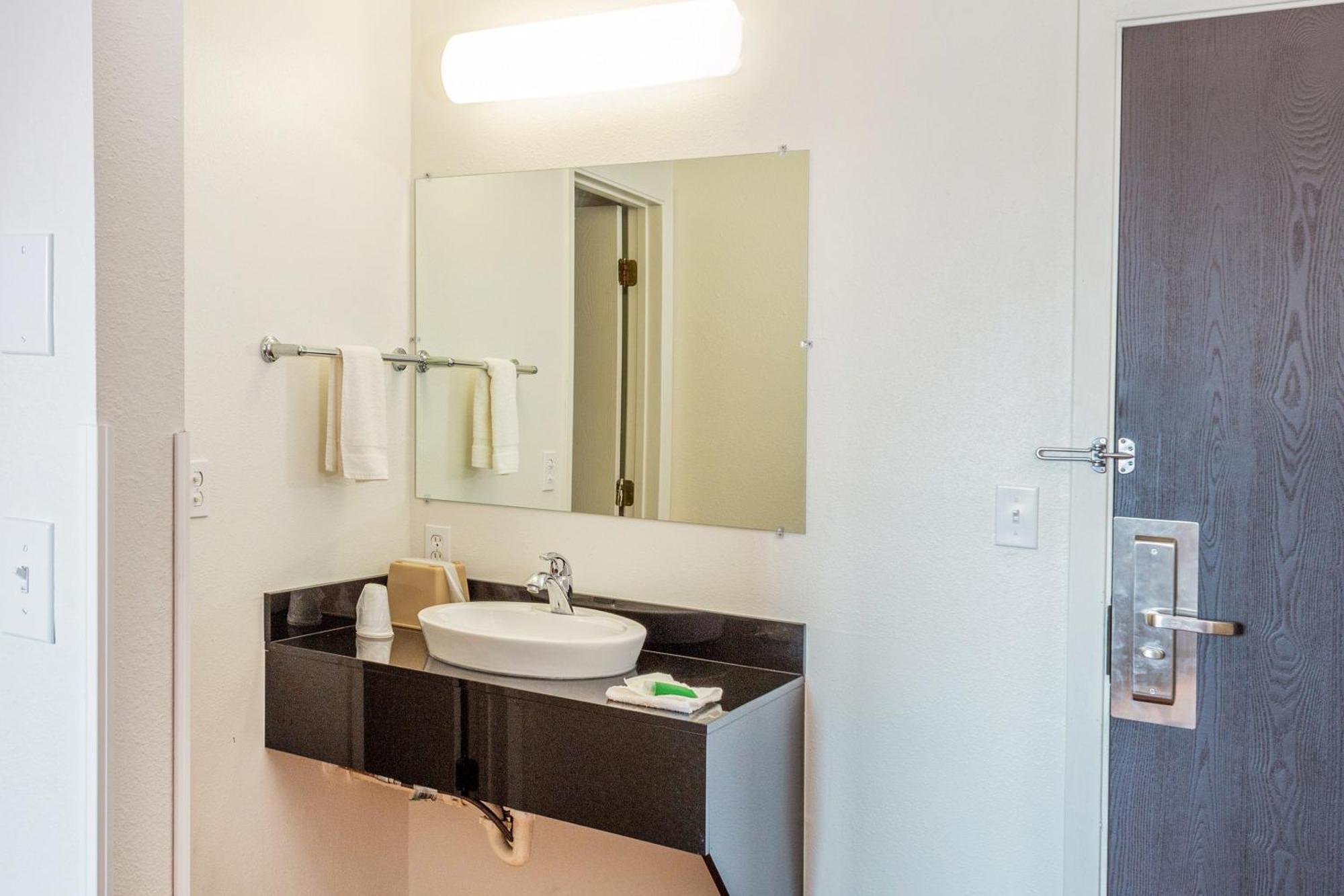 Oyo Hotel Shelby Mt Hwy 2 & I-15 Екстер'єр фото