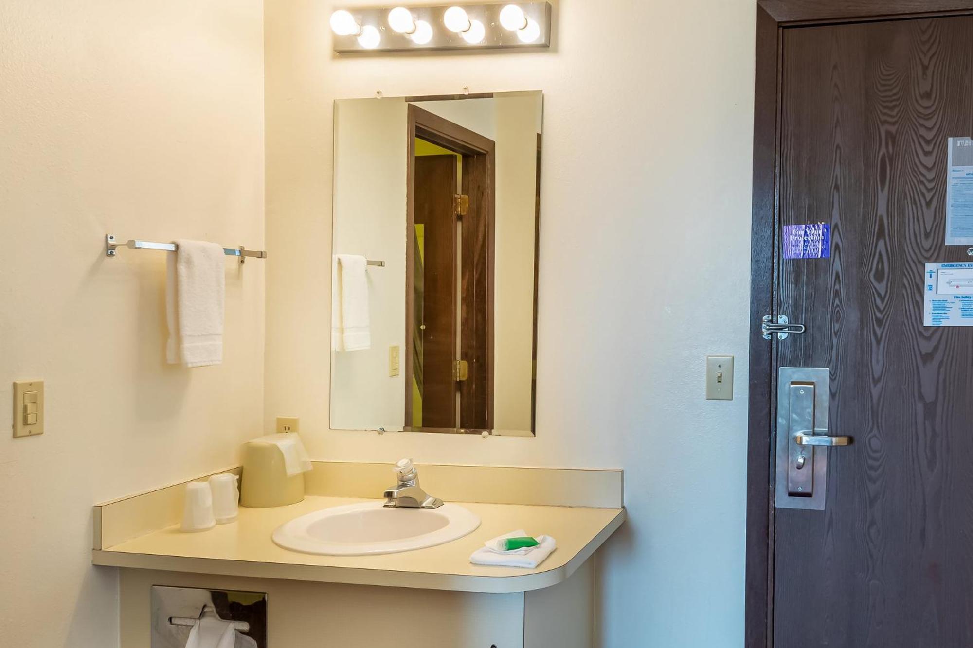 Oyo Hotel Shelby Mt Hwy 2 & I-15 Екстер'єр фото